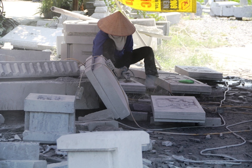 Gia đình chị nào có điều kiện thì mở xưởng chế tác đá, còn nhiều người không có điều kiện thì đi làm thuê kiếm tiền phụ giúp chồng có thêm thu nhập trang trải cho cuộc sống gia đình, nuôi các con ăn học.