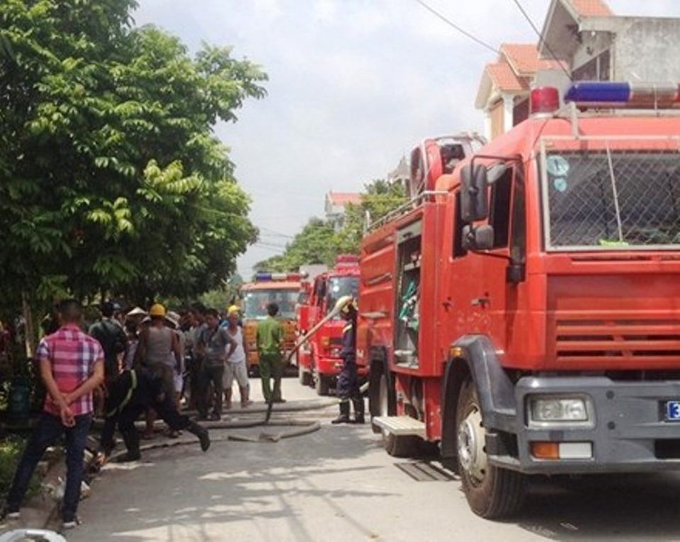 Người dân phá cửa ngôi nhà cháy cứu nam thanh niên đang ngủ - 3 Lực lượng Cảnh sát PCCC Ninh Bình nhanh chóng có mặt tại hiện trường dập tắt đám cháy.