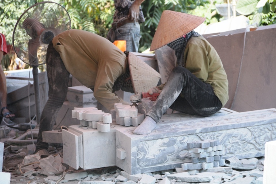 Đến làng Ninh Vân, không khó để bắt gặp hình ảnh những người phụ nữ cũng tay búa, tay đục hay cầm máy mài, máy đục... làm nghề điêu luyện chẳng khác gì các đấng mày râu.