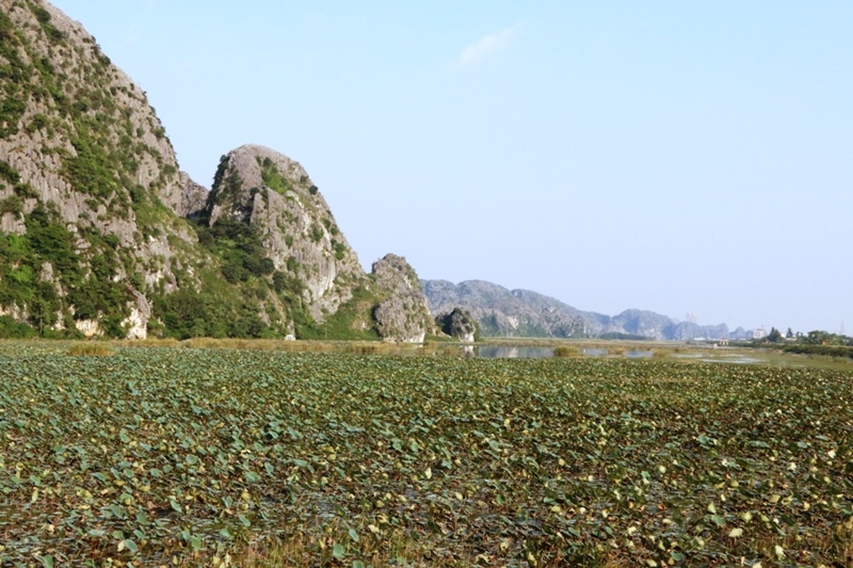 Những dãy núi đá vôi cao sừng sững, bên dưới là đầm sem rộng bao la bát ngát.