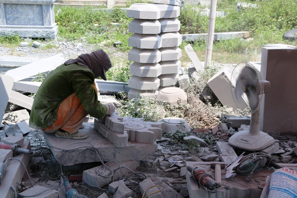 Làm việc tại các lán trại tạm bợ, đồ bảo hộ lao động không có nguy hiểm luôn rình rập những phụ nữ chế tác đá mỹ nghệ ở Ninh Vân. Thực tế cho thấy, đã có một số chị em không may bị tai nạn trong khi làm nghề, thường xuyên bị đá đè lên chân tay, máy móc làm bị thương...