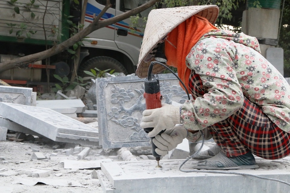 Khi làm nghề, hầu hết các chị em phụ nữ đều bịt kín hết mặt mũi, mang nhiều quần áo, khẩu trang, kính, nón nhưng vẫn không tránh khỏi bụi bám vào người. Đặc biệt là thường xuyên hít phải bụi đá rất độc hại, vì thế họ thường xuyên mắc phải các bệnh về đường hô hấp, tiêu hóa.