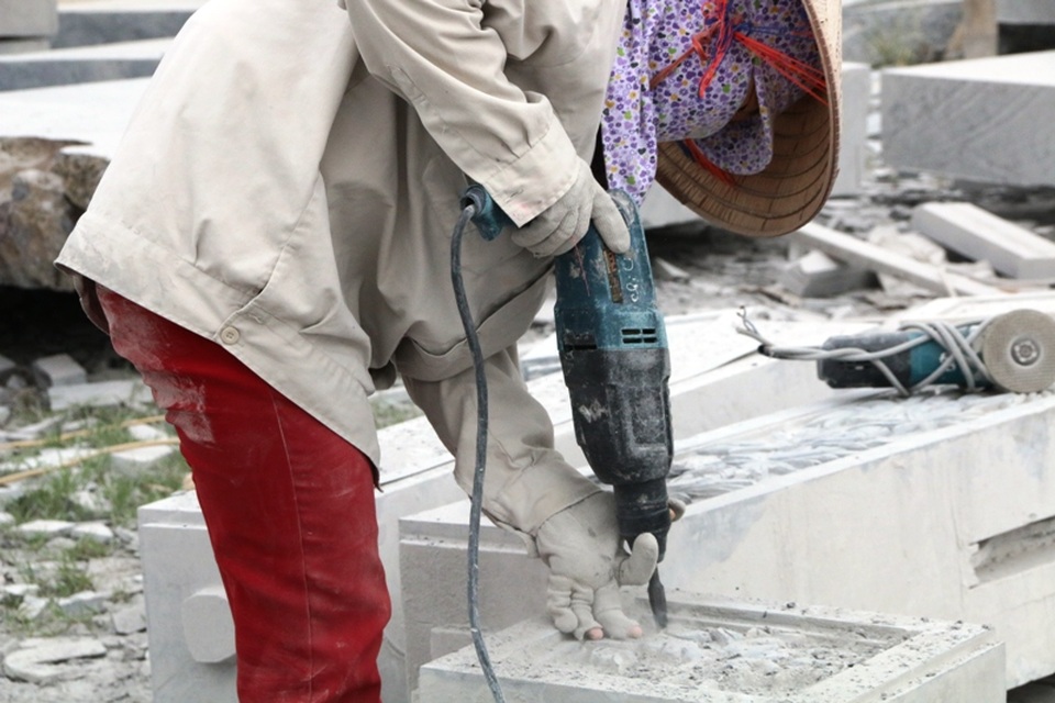 Đa số những phụ nữ làm nghề chế tác đá ở Ninh Vân có tuổi trên 30. Họ là những người bản địa, sinh ra đã biết đến nghề chế tác đá mà cha ông để lại, cũng có những phụ nữ lấy chồng về đây rồi học việc, mưu sinh bằng nghề cực nhọc này.