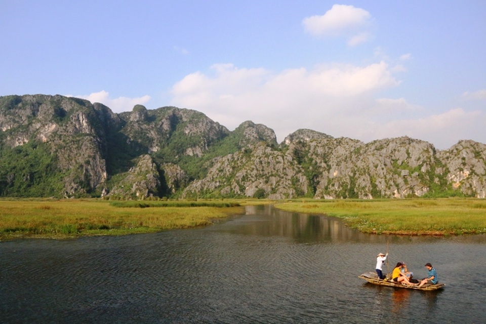 Trời thu cao trong xanh, bên dưới là màu xanh của đá vôi, màu vàng của cỏ cây Vân Long, tạo nên bức tranh đặc sắc.