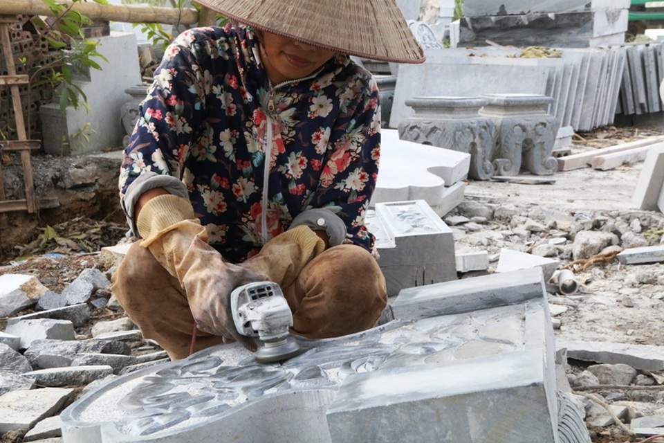 Chị Phạm Thị Mai Hương chia sẻ, quê gốc sinh ra ở phường Đông Thành, thành phố Ninh Bình, hơn 10 năm trước chị lập gia đình về làng Ninh Vân. Từ đó, chị học nghề chế tác đá mỹ nghệ từ chồng, sau đó gia đình mở xưởng chê tác đá Huấn Hương. Ngoài 30 tuổi, chịu Hương có thâm niên làm nghề 10 năm nay.