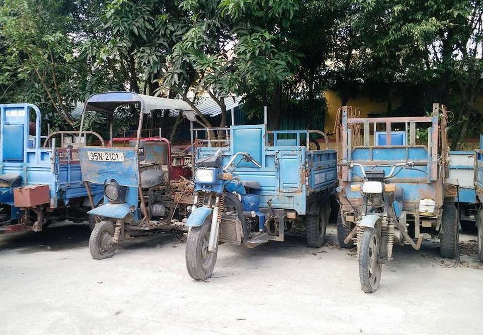 Hàng loạt xe 3 bánh bị lực lượng CSGT Ninh Bình bắt giữ, đang tiến hành tiêu hủy bán sắt vụn.