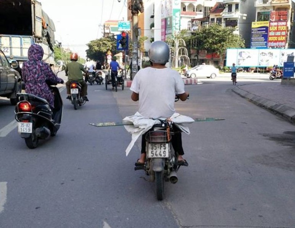 
Một chiếc xe máy chở kính có thể gây nguy hiểm cho người đi bên cạnh.
