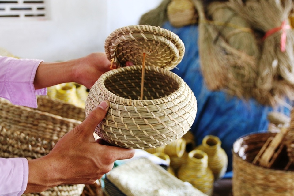 Một sản phẩm được làm ra từ bàn tay khéo léo, tài hoa của người nông dân huyện Kim Sơn, Ninh Bình. Những sản phẩm này đã khẳng định được thương hiệu và có mặt ở nhiều nước trên thế giới.