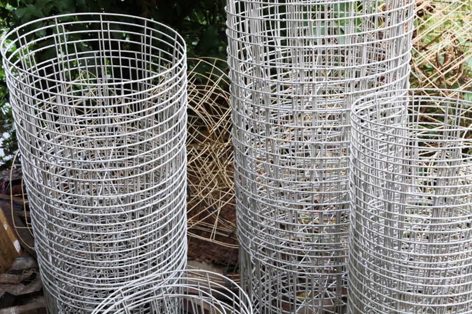 Các khung dùng để thực hiện đan sản phẩm thủ công mỹ nghệ từ thân bèo chủ yếu được làm bằng thép, có độ cứng rắn cao. để chống bị rỉ sét, những chiếc khung này được bọc một lớp nhựa hoặc vải hay giấy bọc. Sở dĩ phải cần đến khung khi đan vì thân cầy bèo rất mềm, khi đan vào khung sẽ tạo nên sự rắn chắc, độ bền cao hơn. Tùy vào từng sản phẩm mà có loại khung khác nhau.