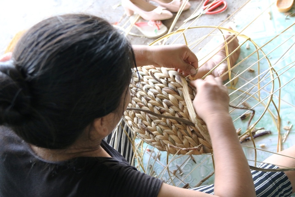 Công việc thường ngày của những người thợ đan thân bèo tây thường bắt đầu từ 6 giờ sáng. Những người làm chính bằng nghề đan này có thể đến các xưởng sản xuất hoặc nhận nguyên liệu về nhà làm sau đó đem nộp sản phẩm. Hiện nay, toàn huyện Kim Sơn có trên 1.000 người làm nghề đặc biệt này, chủ yếu là phụ nữ.