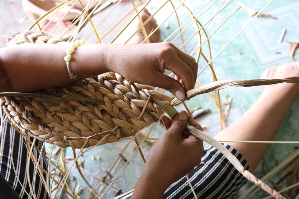 Chủ yếu các sản phẩm đan từ thân bèo tây đều có khung làm sẵn, người thợ đan chỉ việc móc nối các mối đan cho phù hợp và kín theo các mỗi khung. Tuy nhiên, không phải ai cũng dễ dàng làm được công việc cần sự tỉ mỉ này. Những sẩn phẩm khó phải cần đến những người thợ khéo tay, thu nhập tiền công từ các loại sản phẩm này cũng cao hơn nhiều so với các loại sản phẩm đan dễ.