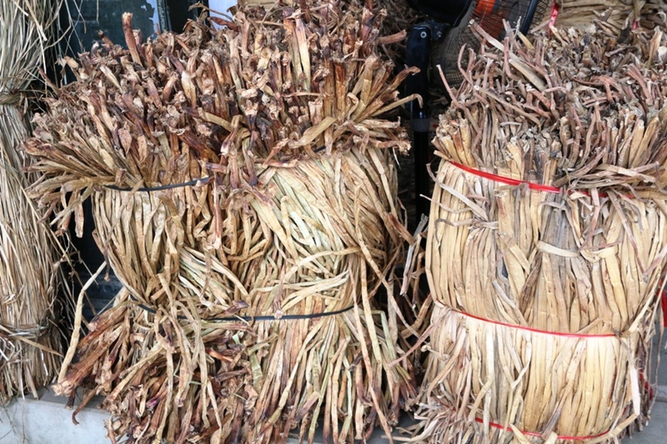 Mỗi kg bèo tây khô có giá từ 15 - 20 nghìn đồng. Những người làm nghề đan bèo tây thành hàng thủ công mỹ nghệ chủ yếu là chủ động đi vớt bèo về phơi khô sau đó đan vì nếu đi mua nguyên liệu thu nhập chẳng được là bao do phải trừ hết các chi phí. Làm nghề thủ công này chủ yếu là lấy công làm lãi, phải mua nguyên liệu thì thu nhập chẳng đáng là bao nhiêu, nhà tôi cứ đến mùa thì mỗi người một việc, người đi vớt bèo, người phơi khô, người đan, chị Hằng xã Xuân Thiện cho biết.