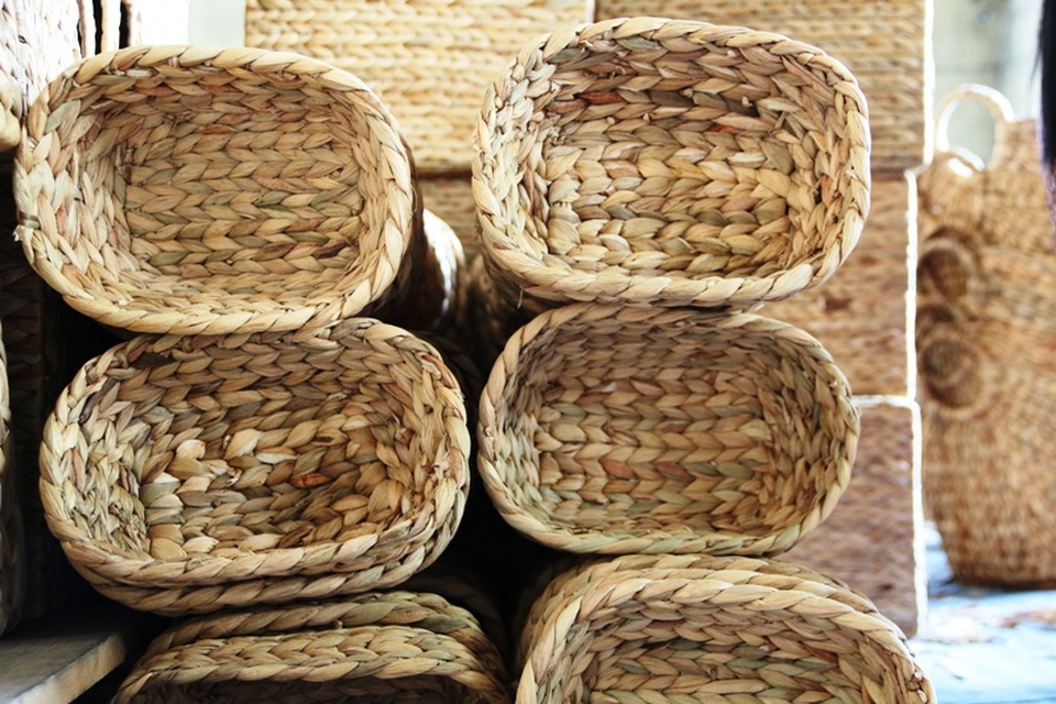 Mỗi chiếc khay nhỏ như thế này thời gian làm ra chỉ mất khoảng 30 phút, tiền công cũng không cao so với những sản phẩm lớn hơn. Tuy nhiên, nhiều người lại ưa thích làm các loại khay nhỏ này vì nhanh ra sản phẩm, mỗi ngày làm được nhiều sản phẩm hơn.