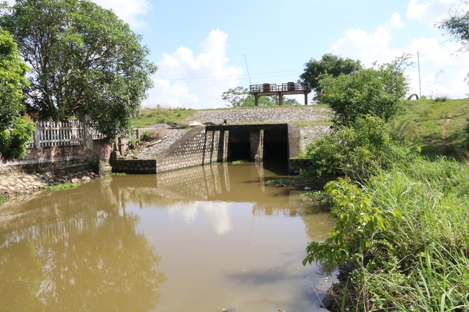 Sông Trục là con sông quan trọng dẫn nước tưới, tiêu nước cho các xã vùng nam Ninh Bình, do bị nhiễm mặn nhiều năm qua khiến cuộc sống sinh hoạt, sản xuất của hơn 2.000 hộ dân trong vùng bị đảo lộn.