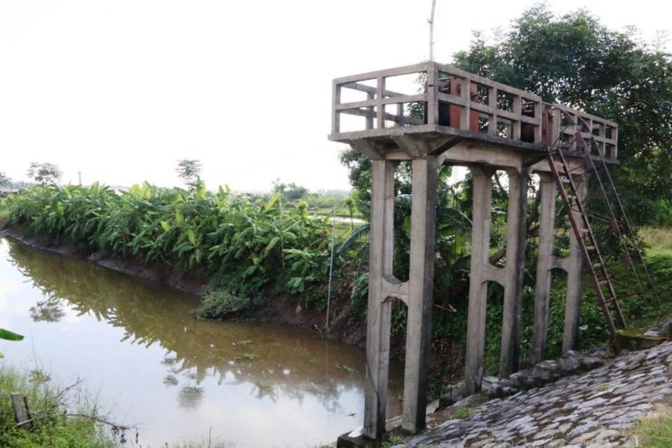 Trước thực trạng nước biển dâng, nhiều năm qua cống Thôn Năm, xã Khánh Tiên, huyện Yên Khánh đã không còn khả năng ngăn được nước mặn từ sông Đáy vào, dẫn đến nước mặn xâm nhập vào đồng ruộng.