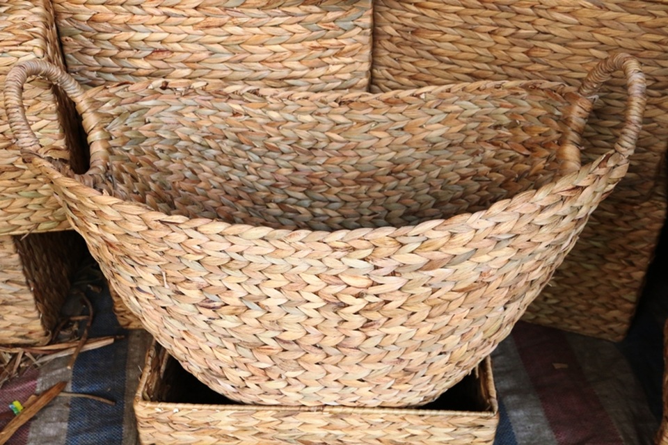 Các sản phẩm thủ công mỹ nghệ từ thân bèo được bàn tay khéo léo của những nông dân huyện Kim Sơn làm ra chủ yếu là: Làn, giỏ, bình hoa, hộp, khay, hay bàn ghế, salon... Kỹ thuật thân bèo chủ yếu là đan hạt gạo, đan xương cá và đan mạng nhện. Tùy vào từng sản phẩm mà có cách đan khác nhau, theo chị Niên một người dân ở xã Đồng Hướng thì đan thân bèo dễ và không phức tạp như đan thân cây cói.