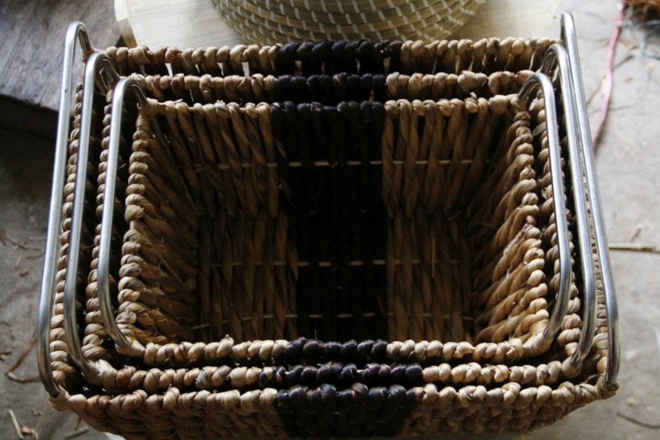 Sở dĩ các nước như Nhật Bản, Đan Mạch, Mỹ, Đức thích sử dụng các loại sản phẩm thủ công mỹ nghệ vì rất thân thiện với môi trường. Những sản phẩm này được dùng trong gia đình, chợ hay các siêu thị để đựng đồ dùng sinh hoạt, lương thực thực phẩm... Khi bị hư hỏng hay không còn sử dụng được, các sản phẩm này khi thải ra môi trường không mất nhiều công sức để phân hủy vì là thân cỏ nên sẽ nhanh chóng biến thành hữu cơ.