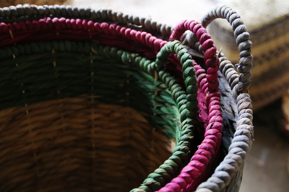 Tùy vào từng loại sản phẩm mà mỗi sản phẩm thủ công mỹ nghệ từ thân bèo khi được đan xong có nhuộm màu hay không. Có những loại được nhuộm đủ các màu khác nhau nhưng cũng có loại sản phẩm lại được giữ nguyên màu gốc.