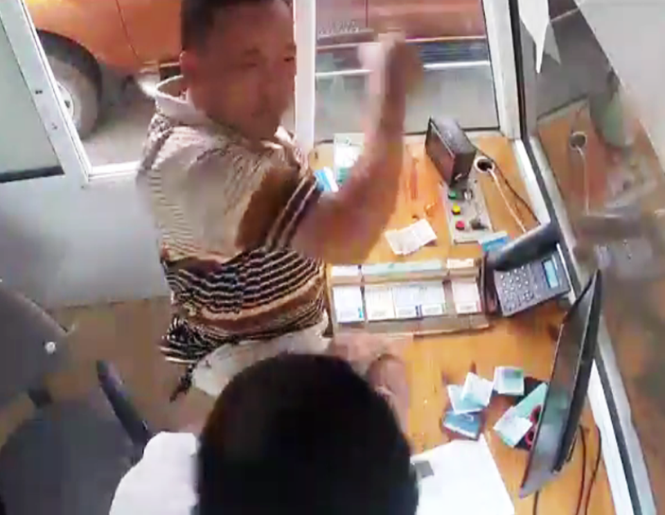 Ông Lâm xông vào ca bin hành hung anh Ngọc nhân viên thu phí Trạm BOT QL6 (ảnh cắt từ camara theo dõi)