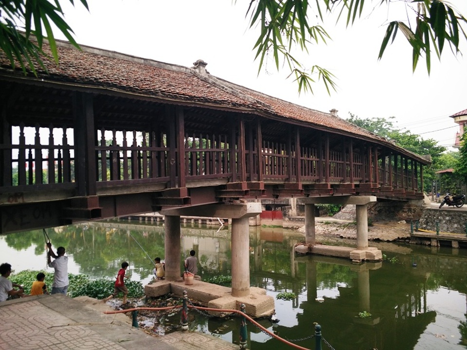 
Cầu ngói Phát Diệm, được xây dựng từ năm 1902. Cầu bắc qua sông Ân, có hình cầu vồng gồm 3 nhịp (4 gian/nhịp). Cây cầu hơn 100 năm tuổi này là một trong những cầu ngói cổ nổi tiếng ở Việt Nam, cùng với cầu ngói Thanh Toàn (Huế), Chùa Cầu (Quảng Nam)... cầu ngói Phát Diệm có kiến trúc độc đáo, bên dưới là đường giao thông, bên trên là mái nhà được lợp ngói khiến cầu như một ngôi nhà ngói bắc qua sông.
