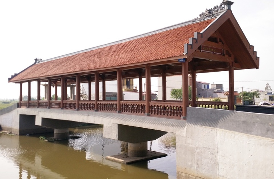 Cầu ngói Lưu Quang (xã Quang Thiện) được khánh thành, đưa vào sử dụng tháng 8/2015. Đây là cây cầu ngói thứ 2 bắc qua sông Ân, huyện Kim Sơn. Cầu được làm bằng bê tông cốt thép, bên trên có phần mái che lợp ngói, thiết kế gần giống với cầu ngói Phát Diệm.