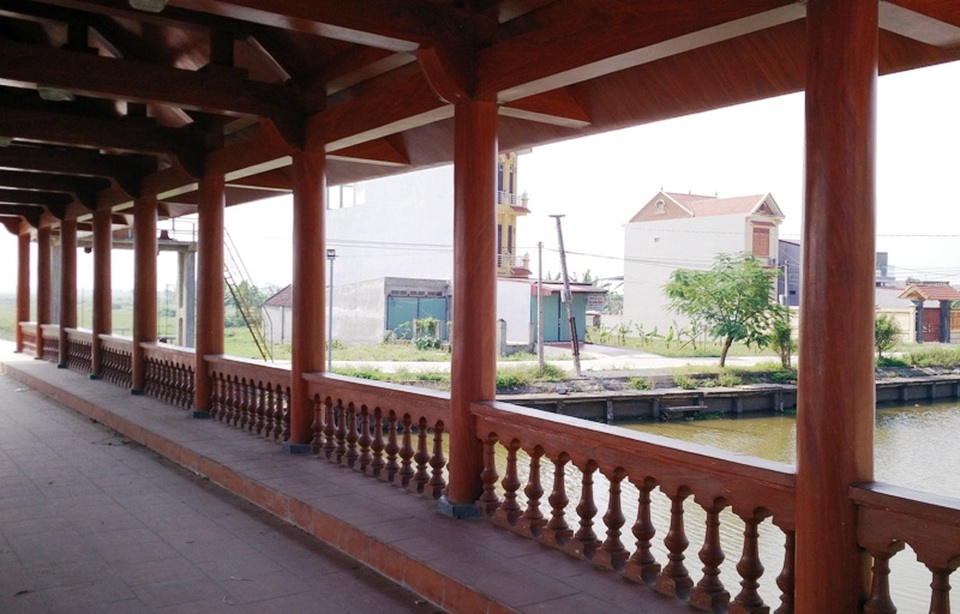 Cầu có chiều dài gần 20m, rộng 4,5m, gồm 9 gian thiết kế dành cho người đi bộ. Hai bên cầu là lan can làm bằng xi măng sơn giả gỗ, bên dưới lát gạch đỏ với không gian thoáng đãng. Khi lưu thông qua cầu, người dân có không gian ngắm cảnh đẹp hai bên bờ sông.