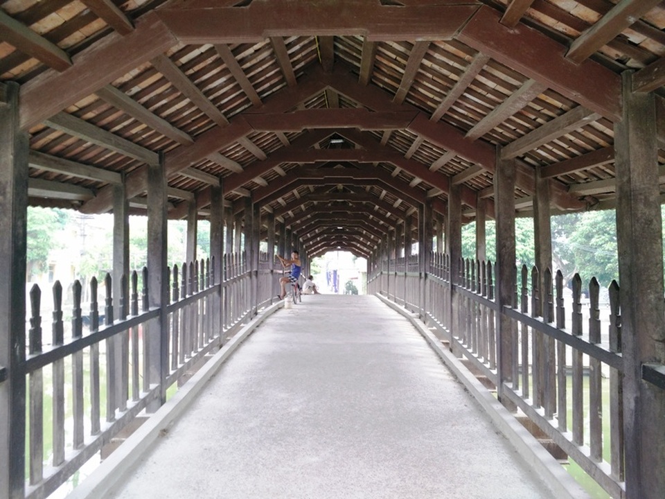 
Các gian nhà trên cầu được bố trí rất thoáng. Cột, kèo, vì, khóa gian, dui, mè... đều được làm bằng gỗ lim. Trải qua thời gian dài, cầu ngói Phát Diệm vẫn giữ nguyên được dáng cổ xưa kia. Sau nhiều lần được tu sửa hiện thân cầu đã được thay thế các cây gỗ to lớn bằng trụ bê tông cốt thép và các xà thép tạo nên sự vững chắc. Cầu ngói Phát Diệm không chỉ là nơi đi lại của người dân mà còn là biểu tượng, điểm hẹn văn hóa của huyện miền biển Kim Sơn.
