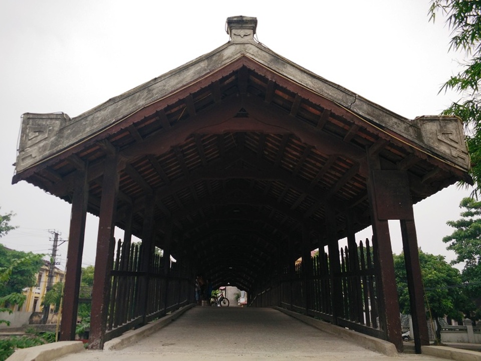 
Hai đầu cầu ngói Phát Diệm giống hình ngôi đình làng. Để đảm bảo cho sự trường tồn của cây cầu, từ nhiều năm nay, chính quyền địa phương đã cho xây bậc hai đầu cầu cấm xe cộ qua lại, cầu chỉ dành cho người đi bộ. Khách du lịch khi đến huyện Kim Sơn tham quan ngôi nhà thờ đá, không quên ghé qua tham quan cây cầu độc đáo này.
