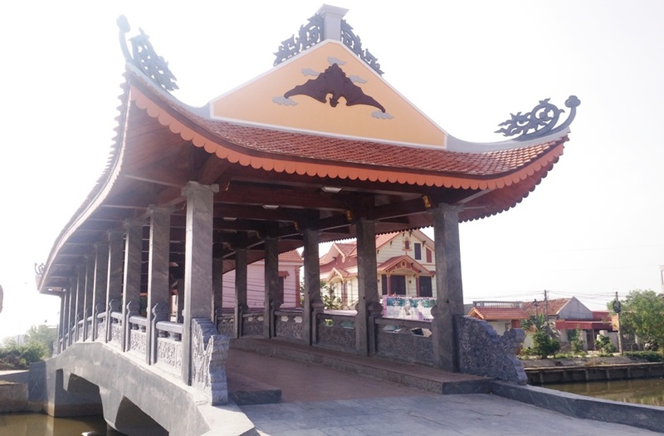 Khác với cầu ngói Phát Diệm và Lưu Quang, cầu ngói Hòa Bình có 4 mái. Tại hai khóa gian 2 đầu cầu được thiết kế thêm phần mái cong như mái chùa tạo nên sự khác lạ so với hai cây cầu trước. Trên phần mái được trang trí thêm rồng, phượng tạo nên vẻ đẹp cho cây cầu.