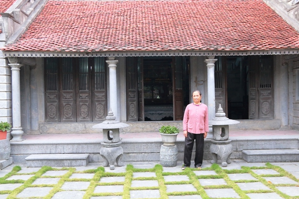 Nhà được xây dựng hoàn toàn bằng đá, gỗ lim, không sử dụng chất kết dính, các chi tiết được ghép nối với nhau bằng mộng. Nhà có tuổi đời trăm năm nay.