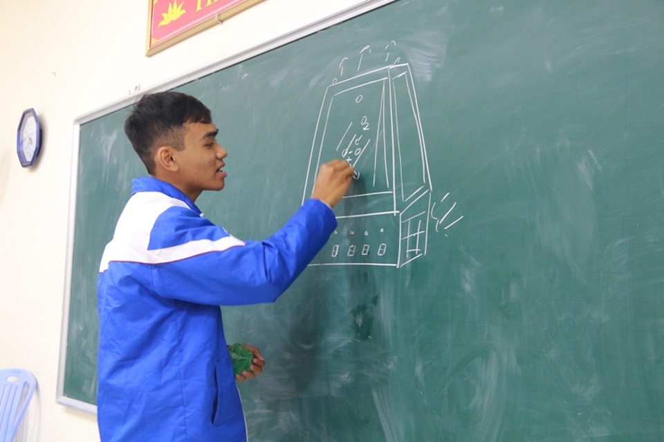 
Em Phạm Xuân Huân vẽ mô hình về chiếc máy diệt khuẩn đa năng của mình.
