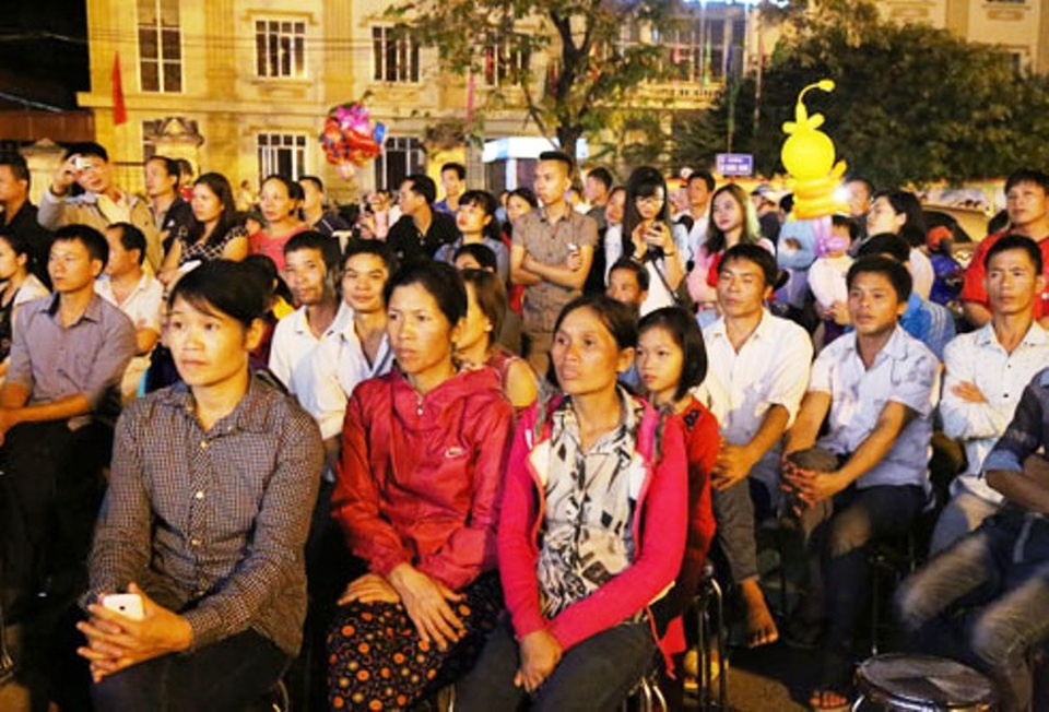 Đông đảo người dân đến tham dự lễ khai mạc Chiêng Mường lần thứ 2 (Báo Hòa Bình)