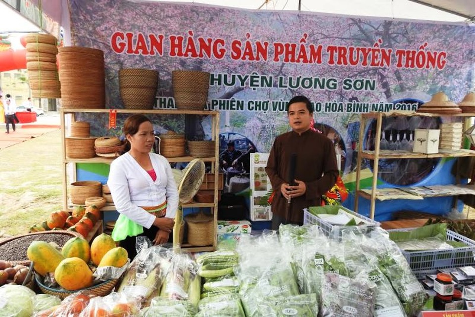 Đến Hòa Bình tham gia phiên chợ vùng cao - 3 90 gian hàng của các huyện, thành phố, ban ngành trong tỉnh với nhiều đặc sản của người dân tỉnh Hòa Bình được quy tụ đến trưng bày và bán tại chợ.