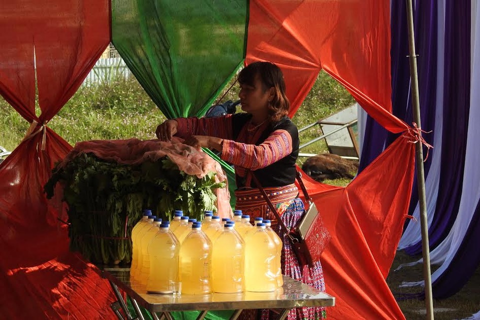 Đến Hòa Bình tham gia phiên chợ vùng cao - 4 Các sản phẩm được bán tại chợ đều là hàng nông sản được người dân địa phương sản xuất ra, đảm bảo về chất lượng, phong phú đa dạng về chủng loại.