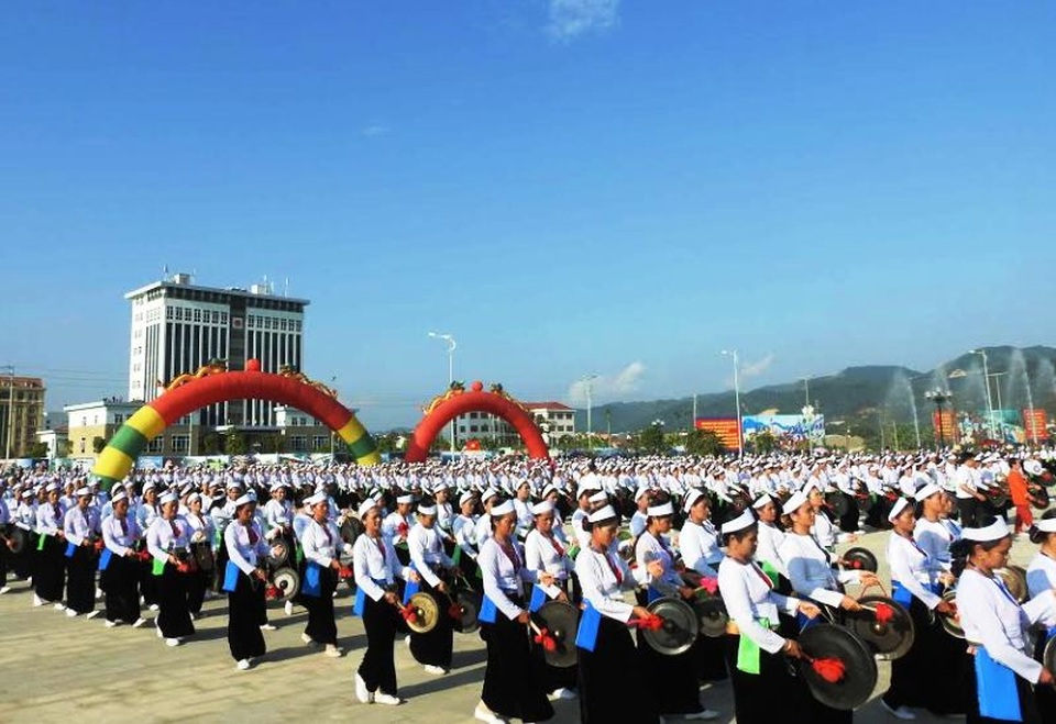 Sau khi diễu hành trên đường phố, 1.600 nghệ nhân của các đoàn tập trung về quảng trường lớn thành phố Hòa Bình.