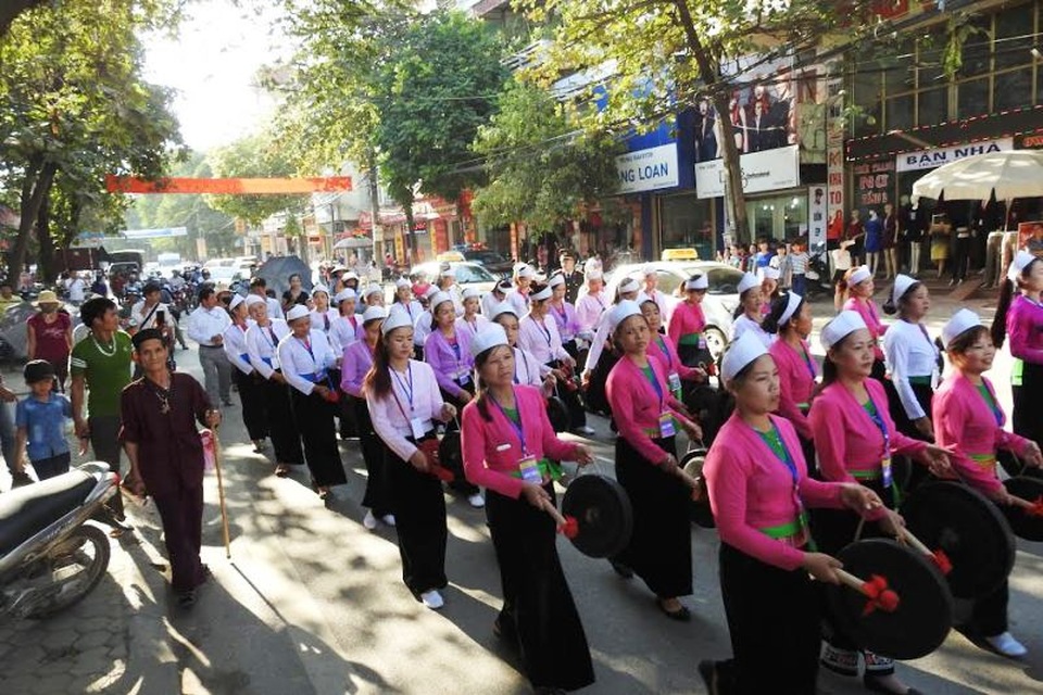 Các đoàn chiêng đi qua các tuyến phố chính vang lên các bản trình tấu chiêng mang đậm nét Mường.