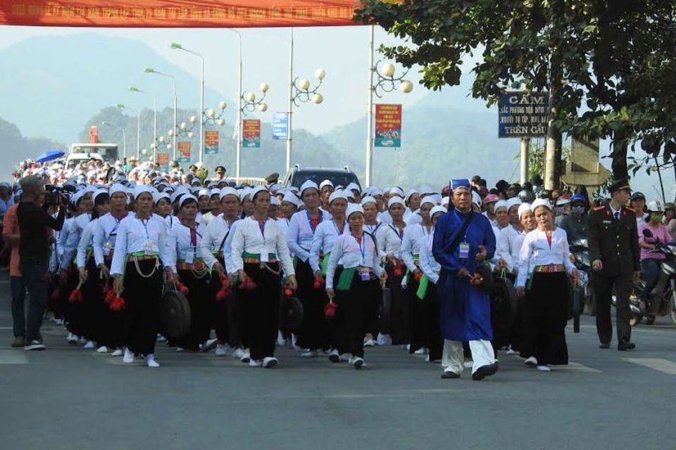 1.600 nghệ nhân chia nhau từ khắp các ngả đường thành phố Hòa Bình diễu hành trình tấu chiêng.