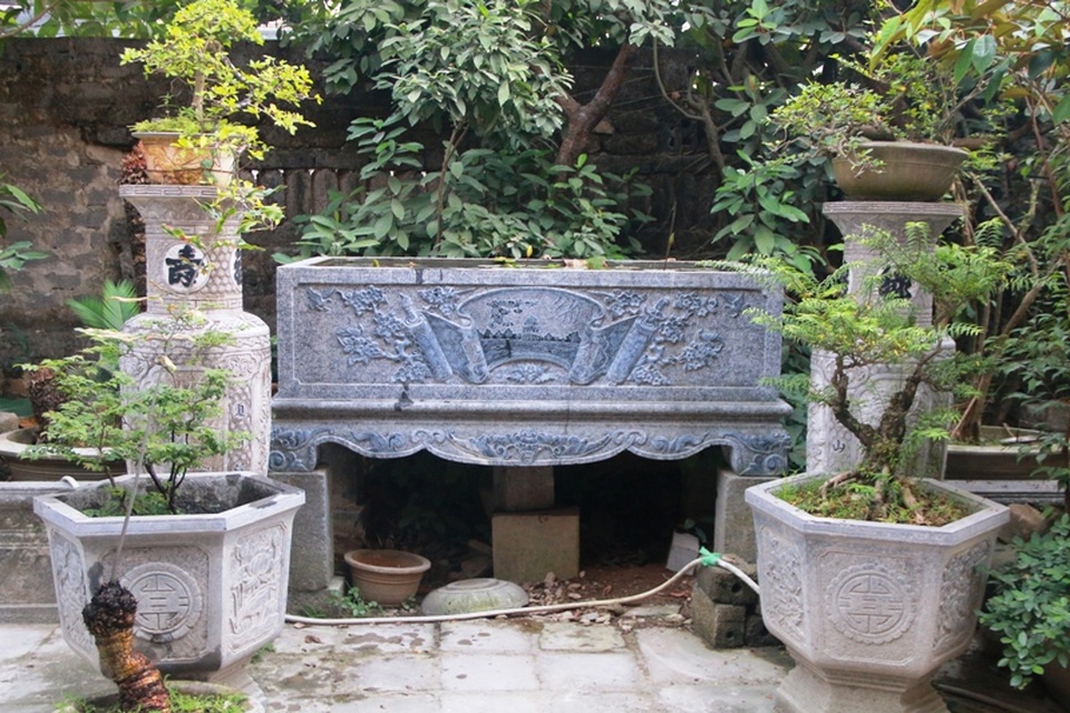 
Ngoài đá cảnh, trong vườn nhà cụ Lương cũng có rất nhiều những chậu, độc bình... được chạm khắc bằng đá nguyên khối, có những chiếc chậu trồng cây cảnh được chạm khắc thủ công có tuổi đời gần 100 năm nay.
