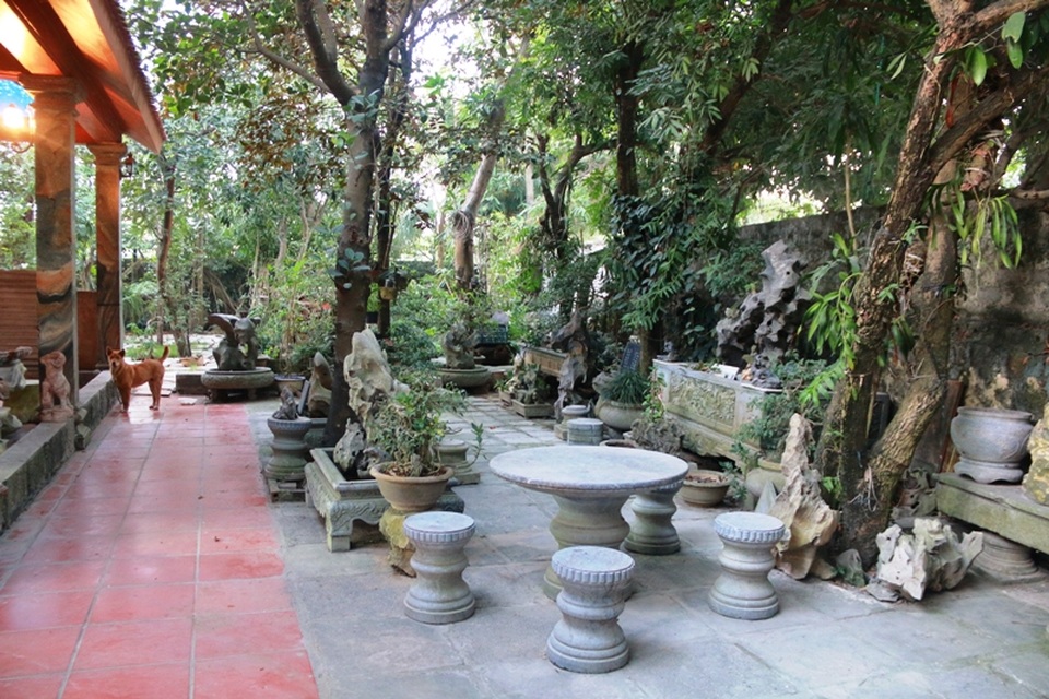 Trước sân nhà cụ Lương đầy những tác phẩm đá cảnh. Có niềm đa mê với đá từ nhỏ nên có được hòn đá nào là cụ Lương giữ và rất quý. Cụ bảo, khi nào về với tiên tổ, những tác phẩm đá này sẽ để lại cho con trai, vì con trai cụ cũng rất đam mê và thích sưu tầm đá như bố.