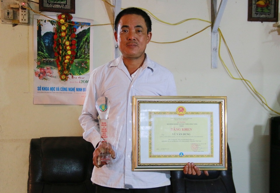 Bằng khen và kỷ niệm chương ông Dung được Bộ trưởng NN&PTNT tặng thưởng vì những đóng góp cho sự nghiệp phát triển nông nghiệp nông thôn Việt Nam.