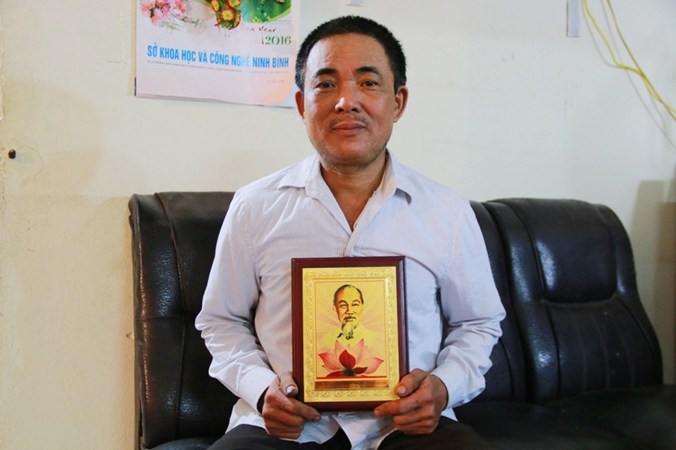 Niềm vui lớn của lão nông Ninh Bình khi được Chủ tịch nước Trần Đại Quang tặng hình ảnh Bác Hồ trong dịp dự lễ tôn vinh tại Hà Nội