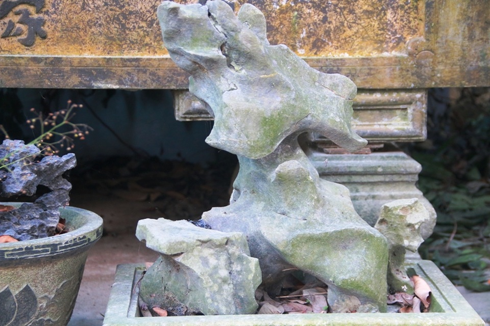 
Tác phẩm Rồng hướng thiên thanh với hình thù chiếc đầu rồng đang hướng lên trời, thân quấn tròn dưới đất. Đây là độc thạch được cụ Lương nhiều ngày tìm kiếm ở dãy núi Tam Điệp đem về.
