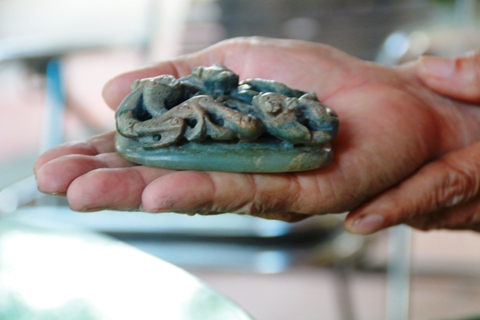 
Trong bộ sưu tập đá của cụ Lương có một hòn ngọc tỷ vô cùng quý giá. Đây là một hòn đá quý, bên trên được chạm khắc hai con Tỳ Hưu có niên đại hàng trăm năm nay. Bảo vật này đến với ông Lương trong sự may mắn trời cho. Cách đây 5 năm trong một lần đi tìm đá cảnh về chơi, cụ đã may mắn bắt gặp viên ngọc quý giá này.
