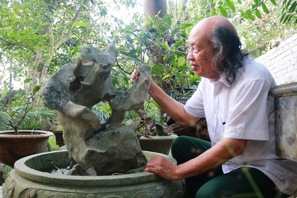 Cụ Nguyễn Xuân Lương (87 tuổi) sinh ra từ làng chế tác đá mỹ nghệ Ninh Vân, huyện Hoa Lư (Ninh Bình), cụ là một trong những người cao niên trong làng từng tham gia nghề chế tác đá. Cũng vì thế mà cụ có niềm đam mê thích sưu tầm những hòn đá độc lạ, kỳ quái về chơi.