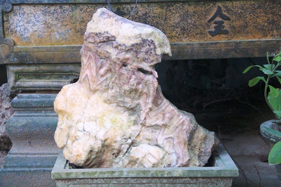 Các vân trên hòn đá này đan vào nhau như một chiếc khăn, màu hồng nên cụ Lương đặt tên cho tác phẩm của mình là Chiếc khăn Piêu. Nghệ nhân 87 tuổi tâm sự, tên của các tác phẩm độc thạch đều do cụ tự nghĩ và đặt. Sắp tới tôi sẽ mời những người chơi đá cảnh đến, cùng bàn luận và chọn cho những hòn đá trong vườn nhà mình cái tên hợp lý và ý nghĩa nhất, cụ Lương nói.