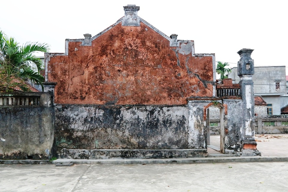 Đình làng Yên Thành nhìn từ hướng Tây, nét rêu phong phủ kín ngôi đình trông rất cổ kính.