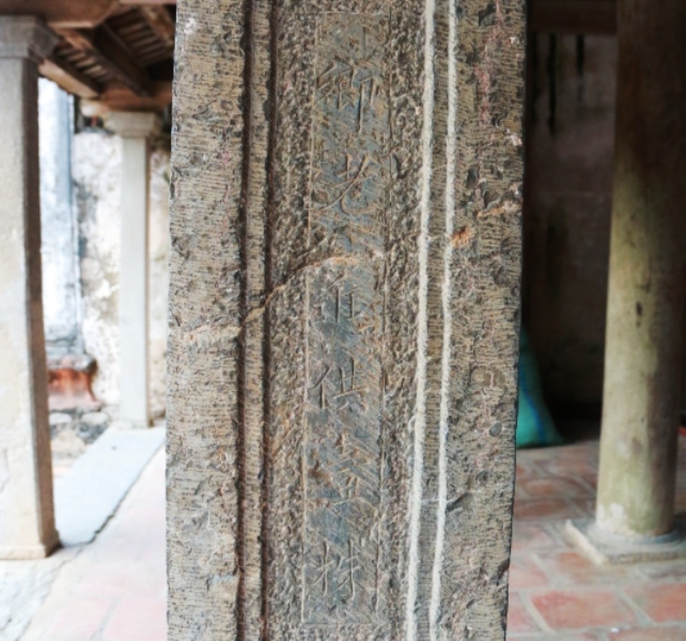 Trên nhiều cột đá ở đình vẫn còn nhiều dấu tích là các dòng chữ Hán cổ, đây đều là những câu đối có giá trị văn hóa to lớn.