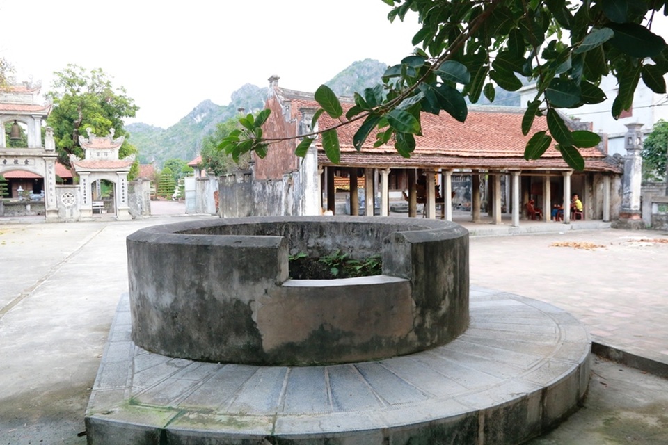 Ngay trước sân đình có chiếc giếng ngọc, quanh năm không hết nước. Giếng nước này từng là giếng làng được người dân cả làng đến lấy nước về sinh hoạt. Giờ nhiều hộ dân có giếng khoan riêng nên chỉ còn một số hộ gần đây đến lấy nước giếng về sử dụng vì nước ở giếng này rất trong, mát và ngọt.