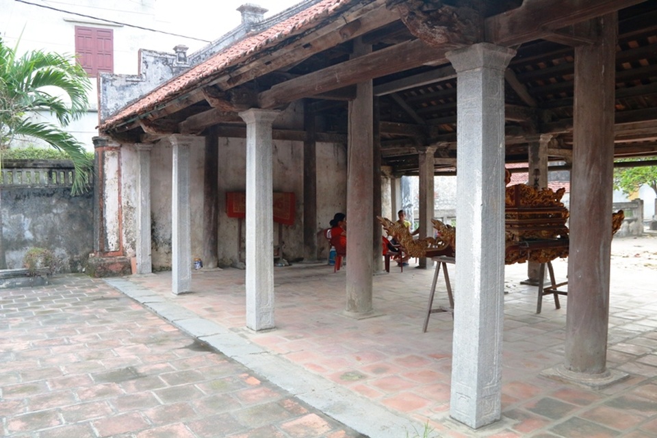 Với kiến trúc đình làng cổ xưa, đình làng Yên Thành có 5 gian, 5 hàng cột ngang và 6 hàng cột dọc, hai hàng cột ngoài cùng làm bằng đá được đục đẽo thủ công rất công phu. Trải qua hàng trăm năm, thời tiết, chiến tranh phá hoại nhưng ngôi đền vẫn đứng vững, giữ nguyên được giá trị