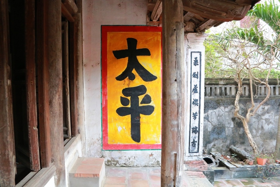 Đình chọn vua Đinh - vua Lê làm thành hoàng vì đây là hai vị vua khai quốc công thần, xây dựng vùng đất Hoa Lư thành trung tâm nước Đại Cồ Việt xưa. Từ ngoài vào hậu cung, bên phải thờ vua Đinh Tiên Hoàng vì thế ngay ở đầu hè được ghi hai chữ Hán lớn là Thái Bình - đây là niên hiệu nước ta thời vua Đinh.